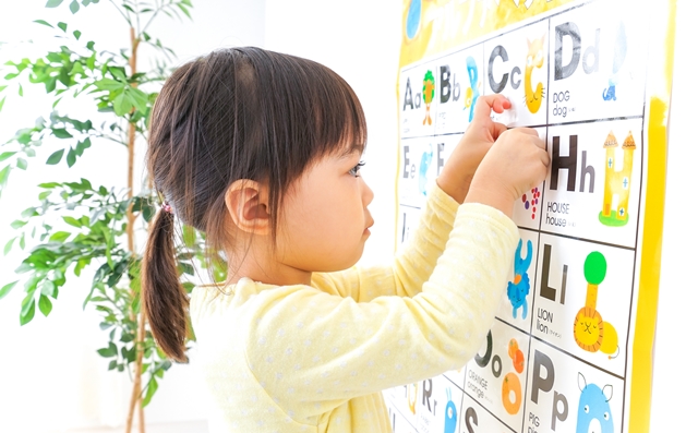 英語の勉強をする子供